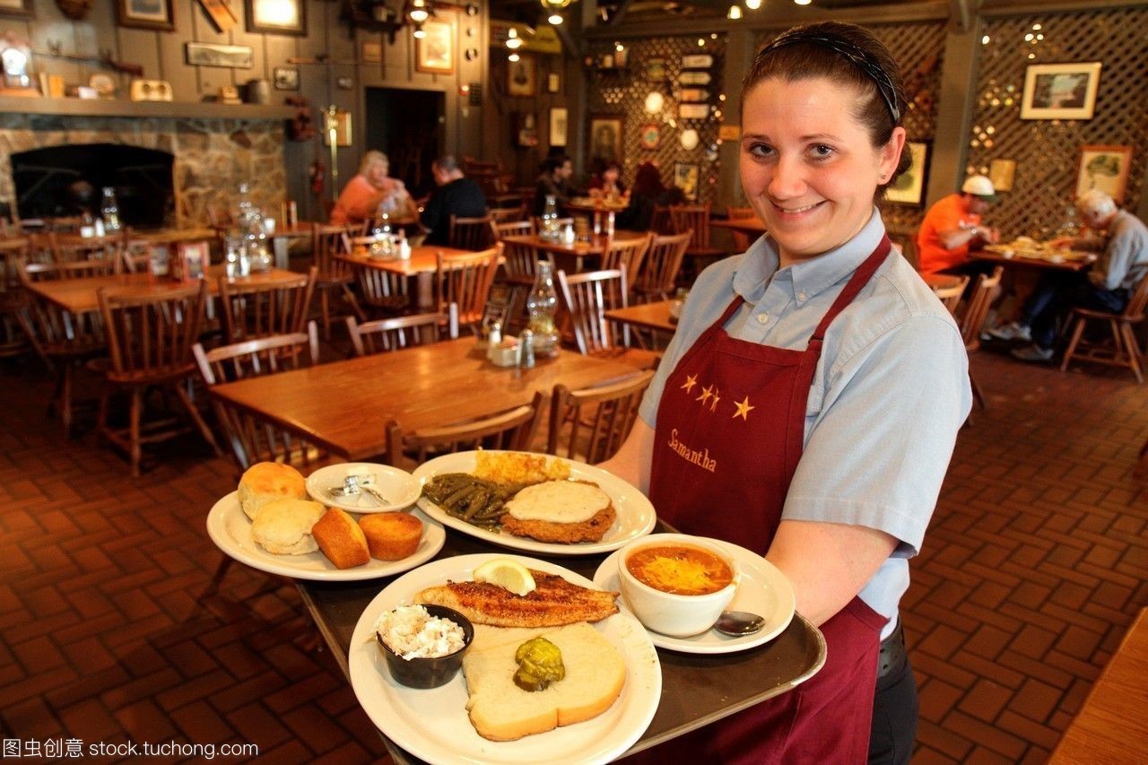 佛羅里達州勞德代爾堡英尺后餅干桶餐廳女人女服務員員工制服工作服務盤子盤子食物午餐魚烤羅非魚塊淋牛排辣椒