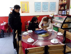 新城區自強路食品藥監所開展餐飲服務單位食品安全風險排查工作