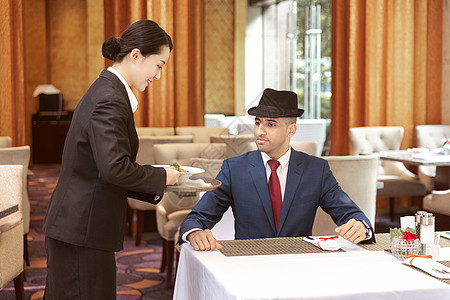 外國(guó)人酒店餐廳用餐體驗(yàn) 餐飲服務(wù)的挑戰(zhàn)與機(jī)遇