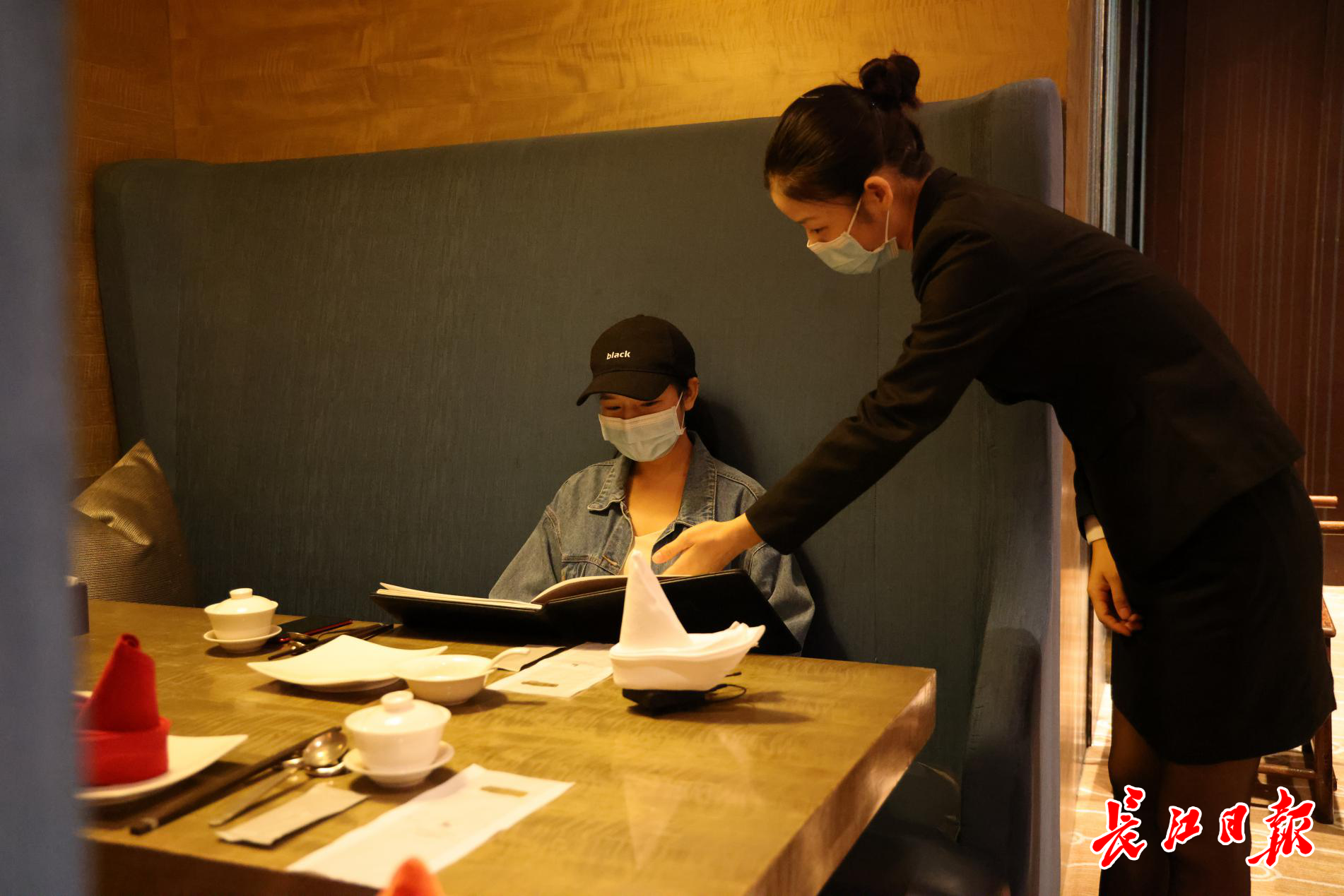 武漢星級(jí)酒店餐飲服務(wù)新趨勢(shì) 服務(wù)員轉(zhuǎn)型'點(diǎn)菜師'，打造專業(yè)餐飲體驗(yàn)